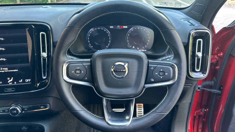 Volvo Xc40 2.0 B4P R DESIGN Pro 5dr AWD Auto Petrol Estate